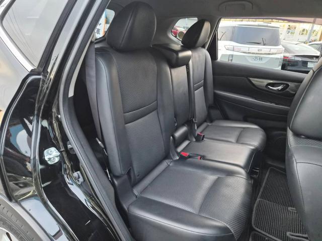 エクストレイル ２０Ｘ　３列７人乗り　地デジコネクトナビ　アラウンドビューモニター　ビルトインＥＴＣ　クルーズコントロール　シートヒーター　ミラーヒーター　ヒルディセントコントロール　フォグランプ　ルーフレール　４ＷＤ（15枚目）