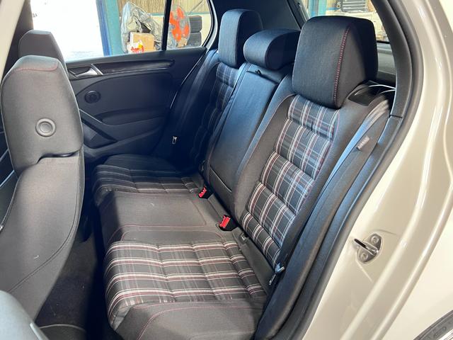 ゴルフ ＧＴＩ　ＧＴＩ（５名）ディスプレイオーディオ／ＡＩＲＬＩＦＴエアサス／ＰＯＫＡＬアルミホイール／６速ＤＳＧ／ターボ／パドルシフト／ＢＬＵＥＴＯＯＴＨ／パワーウインドウ／ＬＥＤフォグランプ（7枚目）