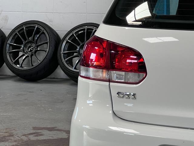 ゴルフ ＧＴＩ　ＧＴＩ（５名）ディスプレイオーディオ／ＡＩＲＬＩＦＴエアサス／ＰＯＫＡＬアルミホイール／６速ＤＳＧ／ターボ／パドルシフト／ＢＬＵＥＴＯＯＴＨ／パワーウインドウ／ＬＥＤフォグランプ（26枚目）