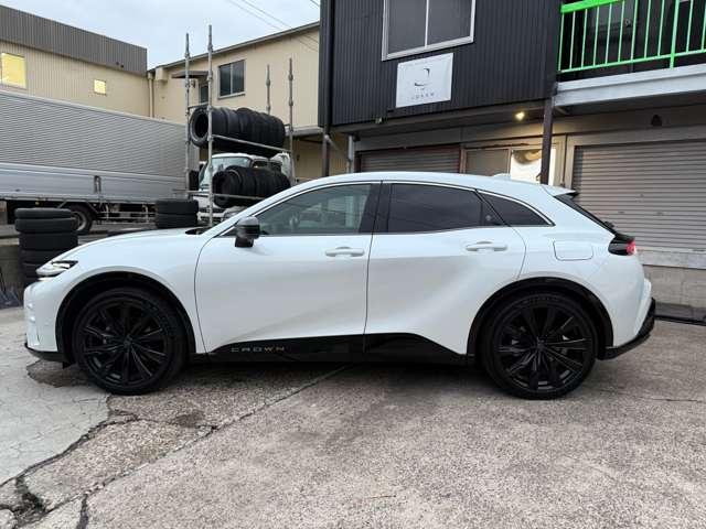 クラウンスポーツ Ｚ　Ｅ－Ｆｏｕｒ　４ＷＤ　ＣＰＣプレミアムダブルＧＮ　マットロイヤルタイプ　ラゲージマットベーシックタイプ　プロジェクションカーテシイルミ　サイドエンブレム　　カットフィルム（7枚目）