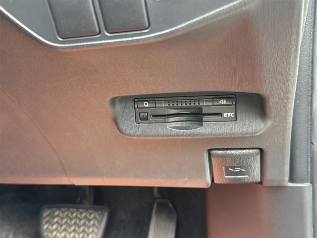 プリウス Ｇ　禁煙車　後期　クルーズコントロール　パワーシフト　純正ナビ　ＥＴＣ　バックカメラ　ドライブレコーダー　ＬＥＤヘッドライト　フォグランプ　スマートキー　Ｂｌｕｅｔｏｏｔｈ　ＣＤ　ＤＶＤ　ＧＰＳローン対応（12枚目）