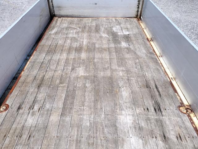 クオン 　平ボディ・最大積載１４２００ｋｇ（15枚目）