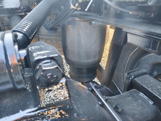 クオン 　トラクタ　走行３７万キロ　第五輪荷重１１５００ｋｇ　ハイルーフ（52枚目）