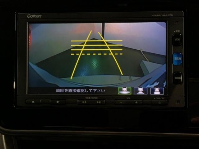 リバースギアに入れるだけで後方の表示へ切り替わります。夜間や雨の日の駐車も楽になりますよ。