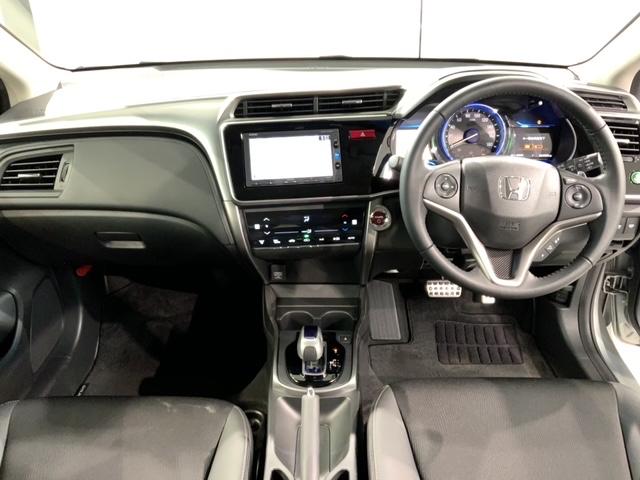 使いやすいレイアウトのダッシュボード周辺です。オートエアコンや小物入れなど嬉しい装備が満載です。