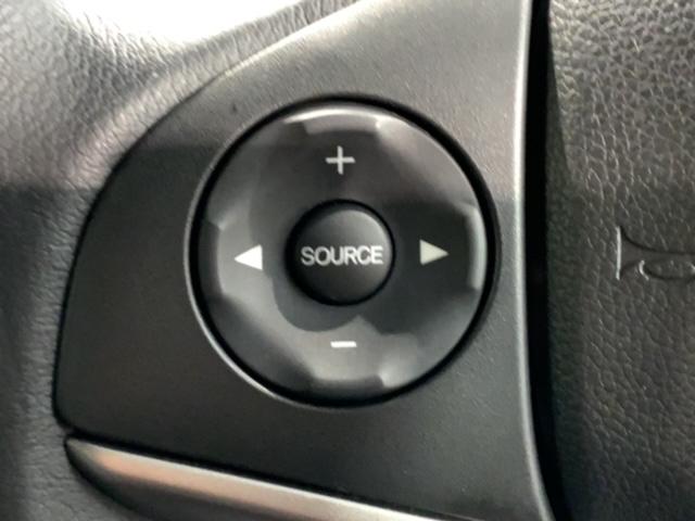 ステアリングにオーディオ操作スイッチが付いています。オーディオ画面に直接タッチしなくても操作が出来ますので、運転に集中できます。
