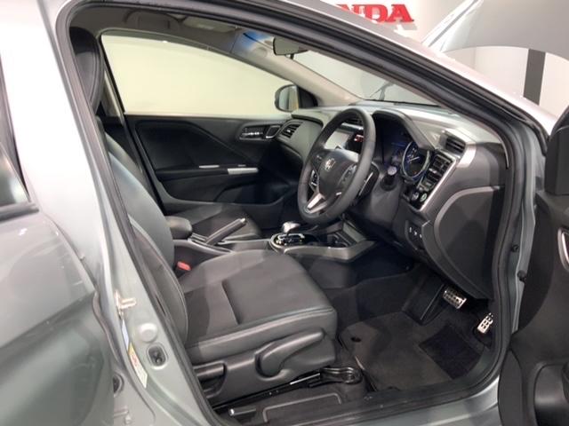 程よい硬さとホールド性が高くロングドライブも疲れにくいシートです。