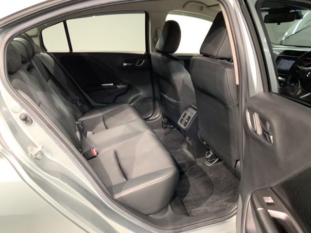 ゆったり座れるリヤシート！足元が広々としていて、乗り心地も良いです！