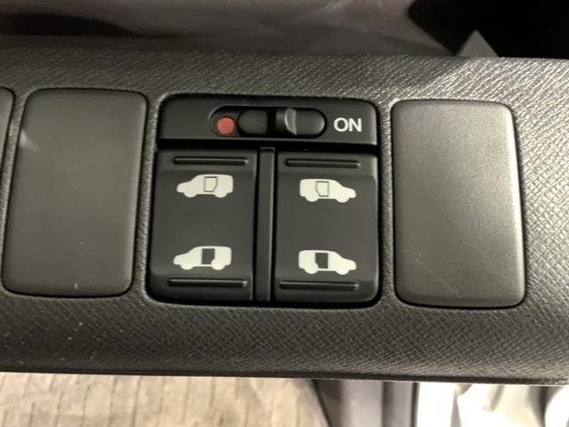 ステップワゴン GHIDエディション 1年保証 ワンオ-ナ- 純正ナビ TV Rカメラ CD録音 DVD ドラレコ Rモニタ- ETC HID 両側電動ドア VSA キ-レス 盗難防止装置 整備記録簿 ドアバイザ- AAC Wエアバッグ(13枚目)