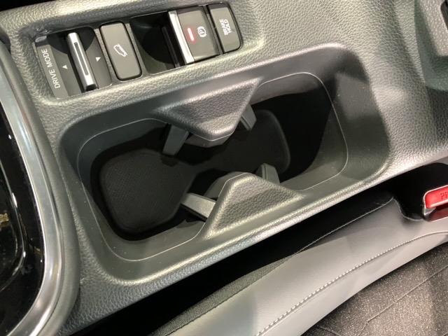 ヴェゼル e:HEVZ 禁煙ワンオ-ナ- 最長5年保証 ナビ USB接続 BTaudio フルセグ Rカメラ シ-トヒ-タ- ETC2.0 クルコン LEDオ-トライト アルミ 整備記録簿 取説 スマ-トキ-(28枚目)