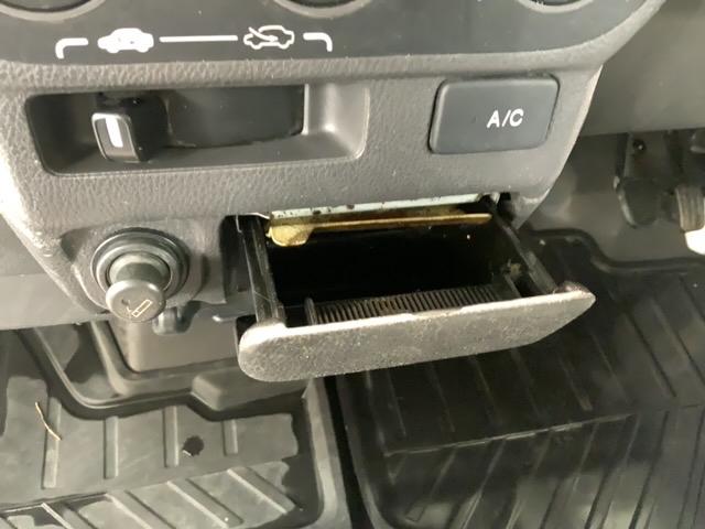 アクティトラック ＳＤＸ　１年保証　５ＭＴ車　ワンオ－ナ－　ＡＭ／ＦＭラジオ　トリイ　作業灯　三方開　スペアキー　整備記録簿　エアコン（27枚目）