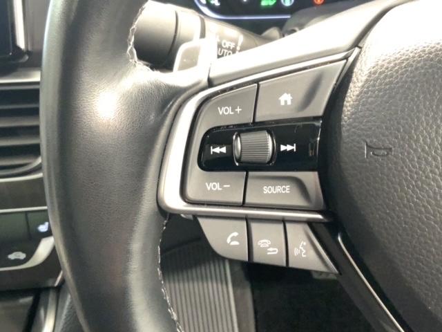 �X�e�A�����O�ɃI�[�f�B�I����X�C�b�`���t���Ă��܂��B�I�[�f�B�I��ʂɒ��ڃ^�b�`���Ȃ��Ă����삪�o���܂��̂ŁA�^�]�ɏW���ł��܂��B