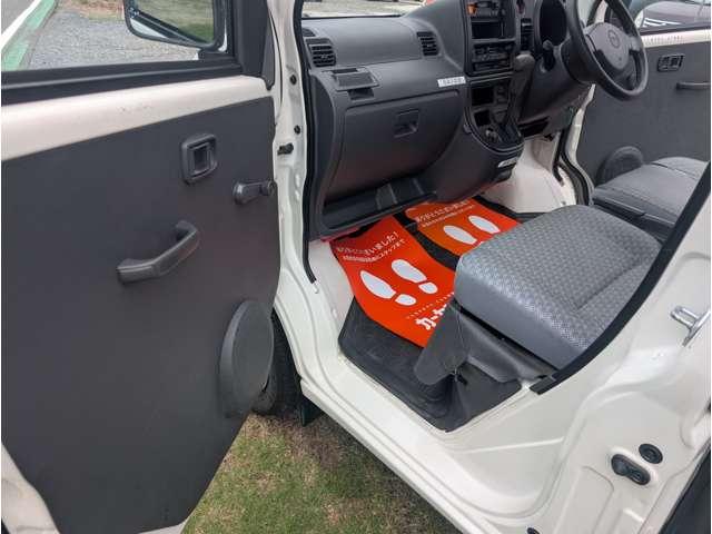 ハイゼットカーゴ 　エアコン　オートマ車　両側スライドドア　４ＷＤ　軽バン　ホワイト　最大積載３５０ｋｇ（17枚目）