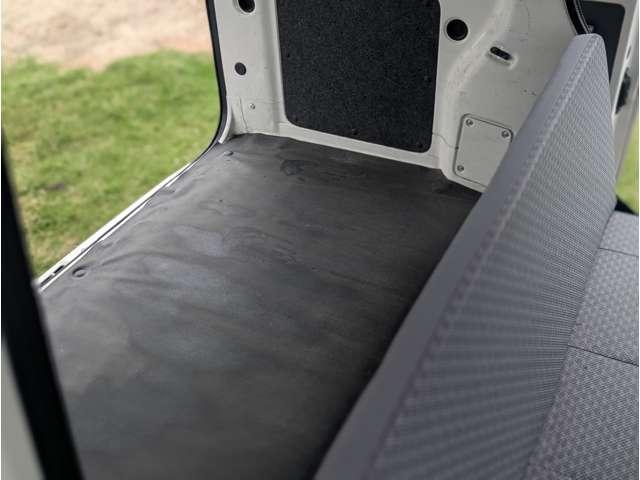 ハイゼットカーゴ 　エアコン　オートマ車　両側スライドドア　４ＷＤ　軽バン　ホワイト　最大積載３５０ｋｇ（19枚目）