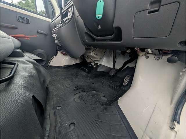 ハイゼットカーゴ 　エアコン　オートマ車　両側スライドドア　４ＷＤ　軽バン　ホワイト　最大積載３５０ｋｇ（22枚目）