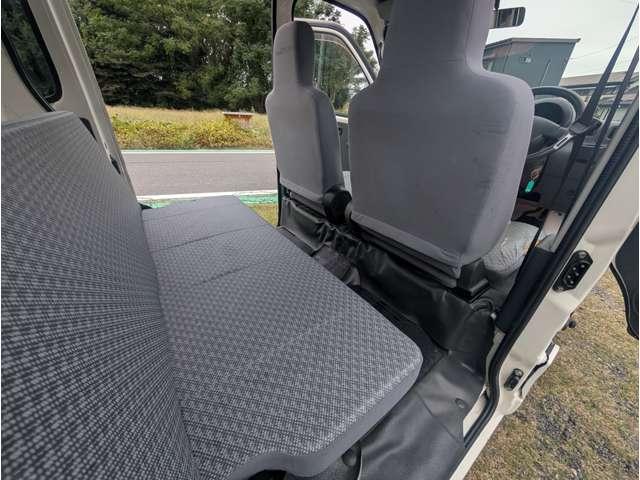 ハイゼットカーゴ 　エアコン　オートマ車　両側スライドドア　４ＷＤ　軽バン　ホワイト　最大積載３５０ｋｇ（24枚目）