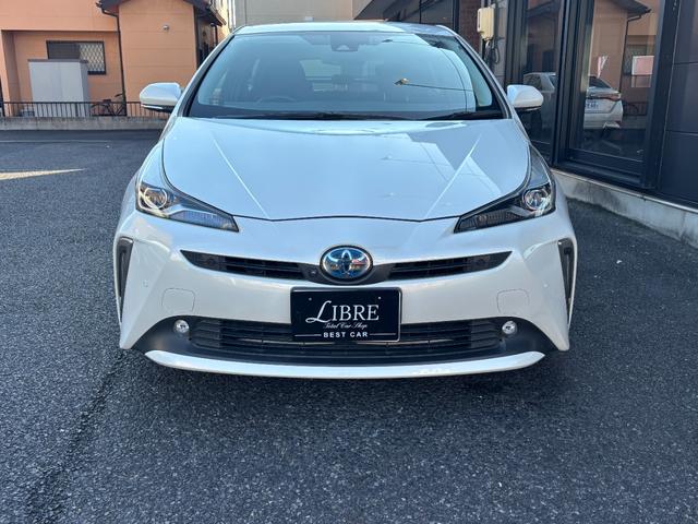 プリウス ＳセーフティプラスＩＩ　ＬＥＤヘッドライト　フォグランプ　ブラインドスポットモニター　パノラミックビューモニター　トヨタセーフティーセンス　社外デジタルインナーミラー　ＫＥＮＷＯＯＤ９インチナビ　レーンディパーチャアラート（2枚目）