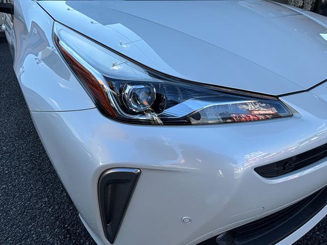 プリウス ＳセーフティプラスＩＩ　ＬＥＤヘッドライト　フォグランプ　ブラインドスポットモニター　パノラミックビューモニター　トヨタセーフティーセンス　社外デジタルインナーミラー　ＫＥＮＷＯＯＤ９インチナビ　レーンディパーチャアラート（3枚目）