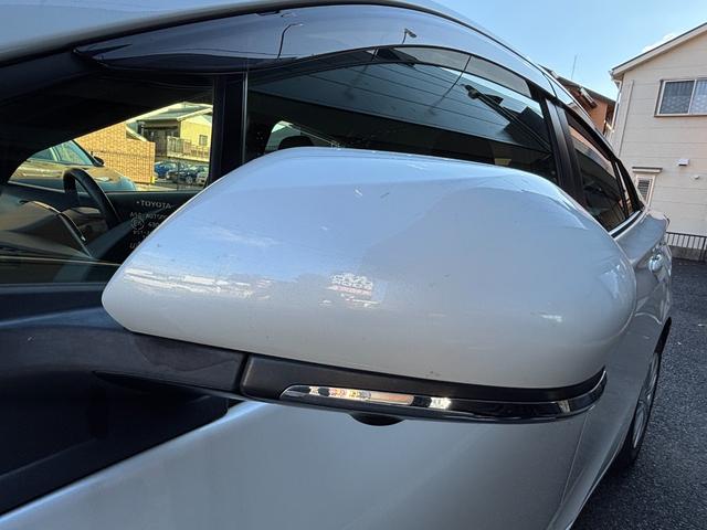 プリウス ＳセーフティプラスＩＩ　ＬＥＤヘッドライト　フォグランプ　ブラインドスポットモニター　パノラミックビューモニター　トヨタセーフティーセンス　社外デジタルインナーミラー　ＫＥＮＷＯＯＤ９インチナビ　レーンディパーチャアラート（7枚目）