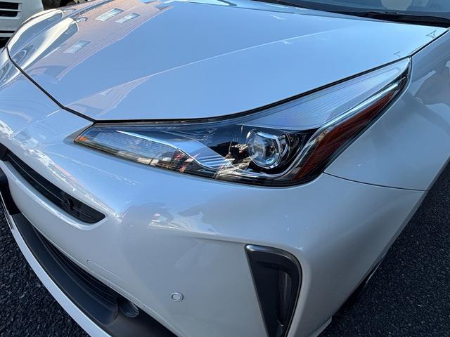 プリウス ＳセーフティプラスＩＩ　ＬＥＤヘッドライト　フォグランプ　ブラインドスポットモニター　パノラミックビューモニター　トヨタセーフティーセンス　社外デジタルインナーミラー　ＫＥＮＷＯＯＤ９インチナビ　レーンディパーチャアラート（8枚目）