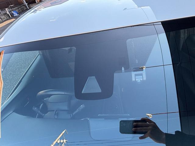 プリウス ＳセーフティプラスＩＩ　ＬＥＤヘッドライト　フォグランプ　ブラインドスポットモニター　パノラミックビューモニター　トヨタセーフティーセンス　社外デジタルインナーミラー　ＫＥＮＷＯＯＤ９インチナビ　レーンディパーチャアラート（9枚目）