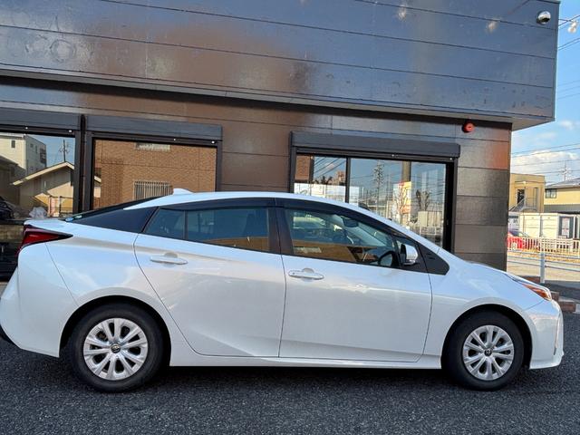 プリウス ＳセーフティプラスＩＩ　ＬＥＤヘッドライト　フォグランプ　ブラインドスポットモニター　パノラミックビューモニター　トヨタセーフティーセンス　社外デジタルインナーミラー　ＫＥＮＷＯＯＤ９インチナビ　レーンディパーチャアラート（10枚目）