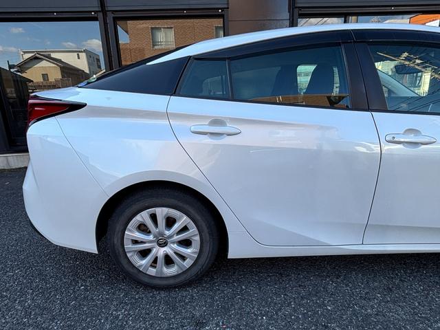 プリウス ＳセーフティプラスＩＩ　ＬＥＤヘッドライト　フォグランプ　ブラインドスポットモニター　パノラミックビューモニター　トヨタセーフティーセンス　社外デジタルインナーミラー　ＫＥＮＷＯＯＤ９インチナビ　レーンディパーチャアラート（11枚目）