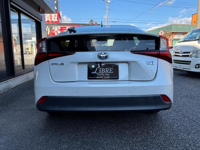 プリウス ＳセーフティプラスＩＩ　ＬＥＤヘッドライト　フォグランプ　ブラインドスポットモニター　パノラミックビューモニター　トヨタセーフティーセンス　社外デジタルインナーミラー　ＫＥＮＷＯＯＤ９インチナビ　レーンディパーチャアラート（13枚目）