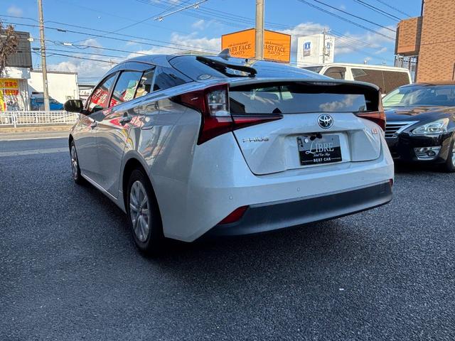 プリウス ＳセーフティプラスＩＩ　ＬＥＤヘッドライト　フォグランプ　ブラインドスポットモニター　パノラミックビューモニター　トヨタセーフティーセンス　社外デジタルインナーミラー　ＫＥＮＷＯＯＤ９インチナビ　レーンディパーチャアラート（15枚目）