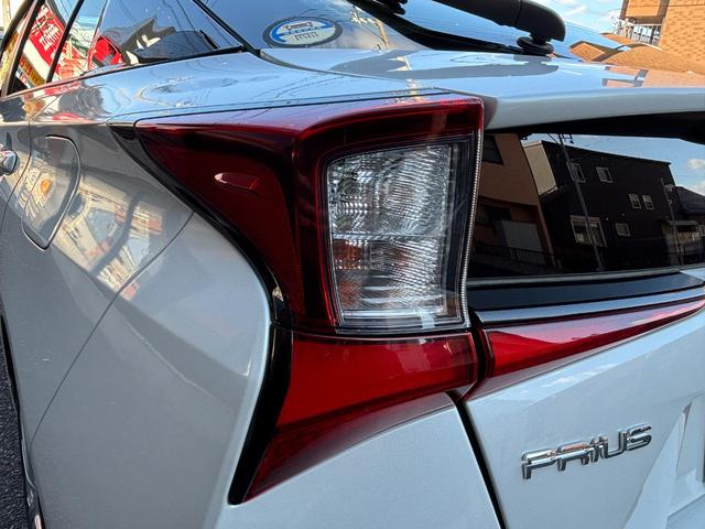 プリウス ＳセーフティプラスＩＩ　ＬＥＤヘッドライト　フォグランプ　ブラインドスポットモニター　パノラミックビューモニター　トヨタセーフティーセンス　社外デジタルインナーミラー　ＫＥＮＷＯＯＤ９インチナビ　レーンディパーチャアラート（16枚目）