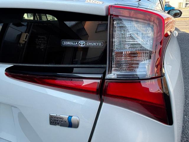 プリウス ＳセーフティプラスＩＩ　ＬＥＤヘッドライト　フォグランプ　ブラインドスポットモニター　パノラミックビューモニター　トヨタセーフティーセンス　社外デジタルインナーミラー　ＫＥＮＷＯＯＤ９インチナビ　レーンディパーチャアラート（17枚目）