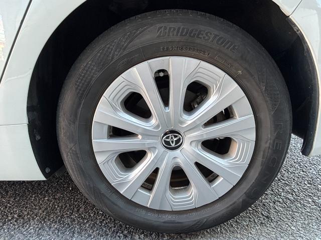 プリウス ＳセーフティプラスＩＩ　ＬＥＤヘッドライト　フォグランプ　ブラインドスポットモニター　パノラミックビューモニター　トヨタセーフティーセンス　社外デジタルインナーミラー　ＫＥＮＷＯＯＤ９インチナビ　レーンディパーチャアラート（22枚目）