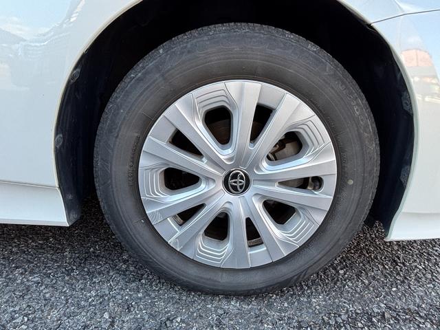 プリウス ＳセーフティプラスＩＩ　ＬＥＤヘッドライト　フォグランプ　ブラインドスポットモニター　パノラミックビューモニター　トヨタセーフティーセンス　社外デジタルインナーミラー　ＫＥＮＷＯＯＤ９インチナビ　レーンディパーチャアラート（23枚目）