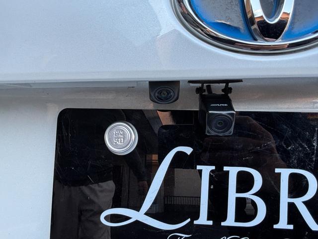 プリウス ＳセーフティプラスＩＩ　ＬＥＤヘッドライト　フォグランプ　ブラインドスポットモニター　パノラミックビューモニター　トヨタセーフティーセンス　社外デジタルインナーミラー　ＫＥＮＷＯＯＤ９インチナビ　レーンディパーチャアラート（26枚目）