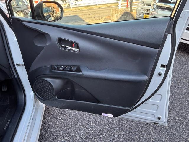 プリウス ＳセーフティプラスＩＩ　ＬＥＤヘッドライト　フォグランプ　ブラインドスポットモニター　パノラミックビューモニター　トヨタセーフティーセンス　社外デジタルインナーミラー　ＫＥＮＷＯＯＤ９インチナビ　レーンディパーチャアラート（29枚目）