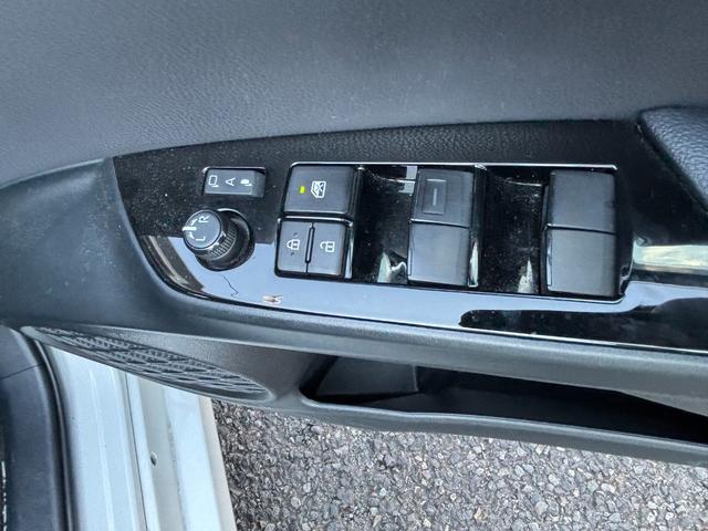 プリウス ＳセーフティプラスＩＩ　ＬＥＤヘッドライト　フォグランプ　ブラインドスポットモニター　パノラミックビューモニター　トヨタセーフティーセンス　社外デジタルインナーミラー　ＫＥＮＷＯＯＤ９インチナビ　レーンディパーチャアラート（30枚目）