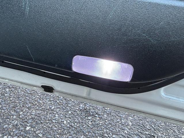 プリウス ＳセーフティプラスＩＩ　ＬＥＤヘッドライト　フォグランプ　ブラインドスポットモニター　パノラミックビューモニター　トヨタセーフティーセンス　社外デジタルインナーミラー　ＫＥＮＷＯＯＤ９インチナビ　レーンディパーチャアラート（31枚目）