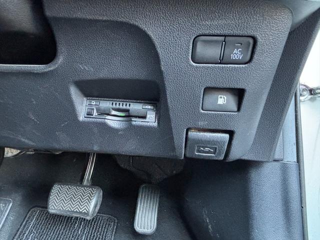 プリウス ＳセーフティプラスＩＩ　ＬＥＤヘッドライト　フォグランプ　ブラインドスポットモニター　パノラミックビューモニター　トヨタセーフティーセンス　社外デジタルインナーミラー　ＫＥＮＷＯＯＤ９インチナビ　レーンディパーチャアラート（33枚目）