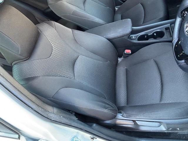 プリウス ＳセーフティプラスＩＩ　ＬＥＤヘッドライト　フォグランプ　ブラインドスポットモニター　パノラミックビューモニター　トヨタセーフティーセンス　社外デジタルインナーミラー　ＫＥＮＷＯＯＤ９インチナビ　レーンディパーチャアラート（42枚目）