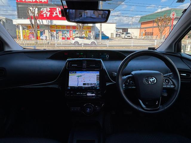 プリウス ＳセーフティプラスＩＩ　ＬＥＤヘッドライト　フォグランプ　ブラインドスポットモニター　パノラミックビューモニター　トヨタセーフティーセンス　社外デジタルインナーミラー　ＫＥＮＷＯＯＤ９インチナビ　レーンディパーチャアラート（49枚目）