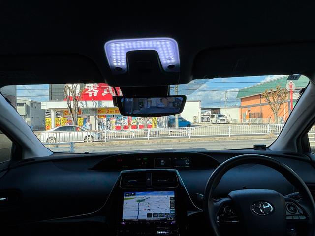 プリウス ＳセーフティプラスＩＩ　ＬＥＤヘッドライト　フォグランプ　ブラインドスポットモニター　パノラミックビューモニター　トヨタセーフティーセンス　社外デジタルインナーミラー　ＫＥＮＷＯＯＤ９インチナビ　レーンディパーチャアラート（50枚目）