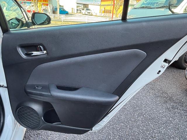 プリウス ＳセーフティプラスＩＩ　ＬＥＤヘッドライト　フォグランプ　ブラインドスポットモニター　パノラミックビューモニター　トヨタセーフティーセンス　社外デジタルインナーミラー　ＫＥＮＷＯＯＤ９インチナビ　レーンディパーチャアラート（54枚目）