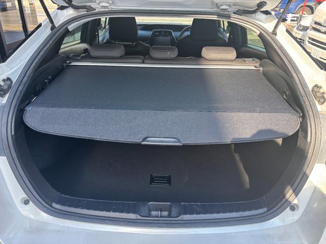 プリウス ＳセーフティプラスＩＩ　ＬＥＤヘッドライト　フォグランプ　ブラインドスポットモニター　パノラミックビューモニター　トヨタセーフティーセンス　社外デジタルインナーミラー　ＫＥＮＷＯＯＤ９インチナビ　レーンディパーチャアラート（65枚目）