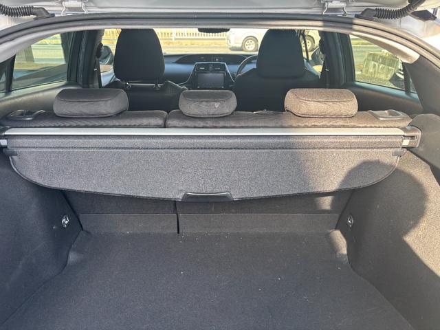 プリウス ＳセーフティプラスＩＩ　ＬＥＤヘッドライト　フォグランプ　ブラインドスポットモニター　パノラミックビューモニター　トヨタセーフティーセンス　社外デジタルインナーミラー　ＫＥＮＷＯＯＤ９インチナビ　レーンディパーチャアラート（66枚目）