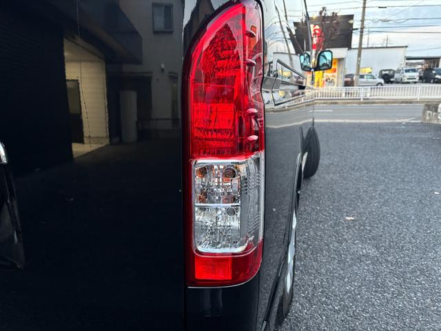 ハイエースバン スーパーGL ダークプライムII パナソニック10インチナビ、パノラミックビューモニター、両側パワースライドドア、レーンキープアシスト、デジタルインナーミラー、ETC、AC100V電源、LEDヘッドライト、リアエアコン、フルセグTV(18枚目)