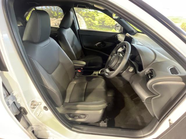 ヤリスクロス ハイブリッドＺ　登録済未使用車　純正８型ＤＡ　全周囲カメラ　衝突被害軽減　レーダークルーズ　ハーフレザーシート　パワーシート　コーナーセンサー　スマートキー　ＬＥＤヘッド　ビルトインＥＴＣ　純正１８インチアルミ（9枚目）