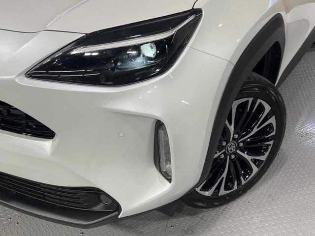ヤリスクロス ハイブリッドＺ　登録済未使用車　純正８型ＤＡ　全周囲カメラ　衝突被害軽減　レーダークルーズ　ハーフレザーシート　パワーシート　コーナーセンサー　スマートキー　ＬＥＤヘッド　ビルトインＥＴＣ　純正１８インチアルミ（12枚目）