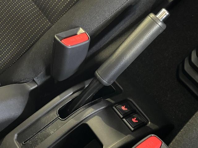 ジムニー ＸＣ　届出済未使用車　衝突軽減　クルコン　スマートキー　クリアランスソナー　純正ＡＷ　革巻きステアリング　車線逸脱防止　ヘッドライトウォッシャー　ドアミラーヒーター　ステアリングスイッチ（34枚目）