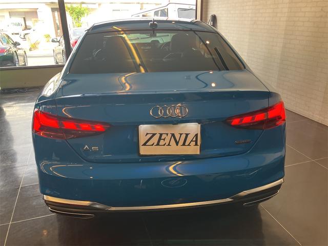 くすみやすいソリッドカラーですがご覧の通り綺麗な状態です。