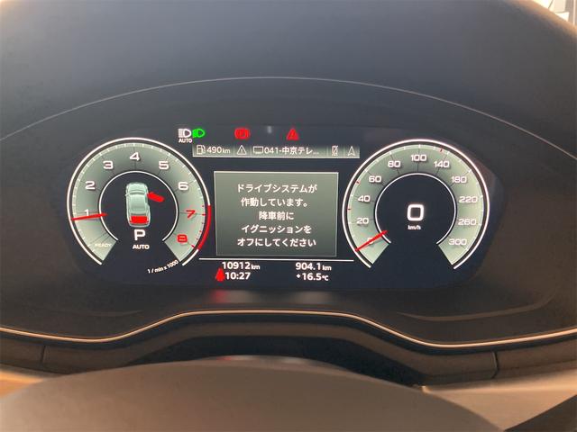 見やすいメーターパネルをご覧ください。走行距離も僅かです